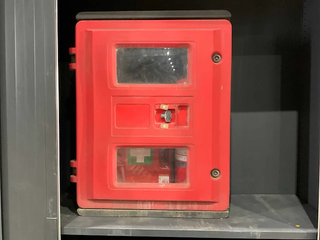 Metalen kast met inhoud - afbeelding 4 van  9