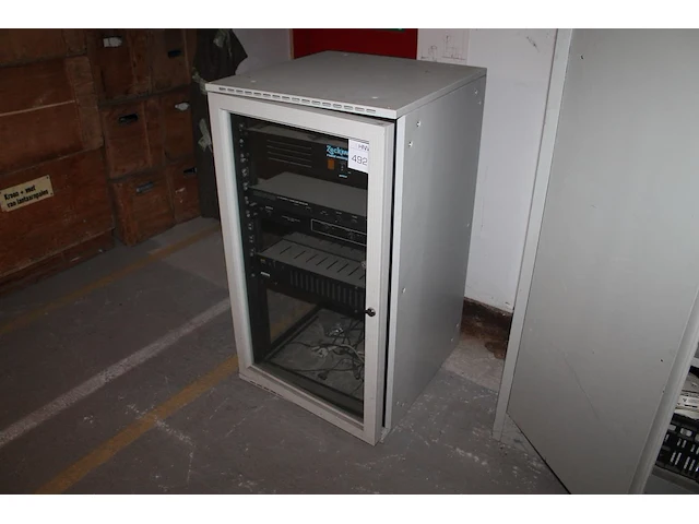 Metalen kast met tuner, coolingsystem en controllingsystem. afmeting 58 x 60 x 103 cm - afbeelding 1 van  3