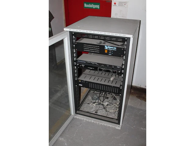 Metalen kast met tuner, coolingsystem en controllingsystem. afmeting 58 x 60 x 103 cm - afbeelding 2 van  3