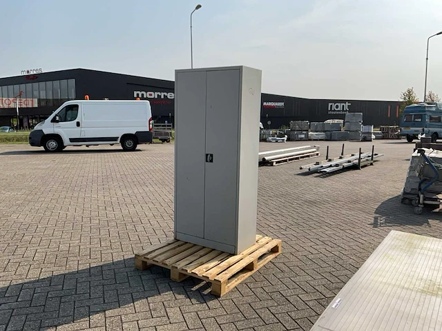 Metalen kast - afbeelding 1 van  3
