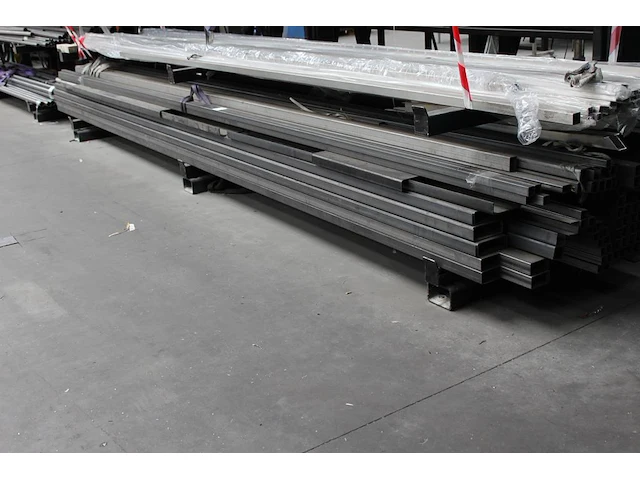 Metalen kokers en u-profielen op draagarm waaronder 35 x 35, 40 x 40 en 50 x 70 mm, totaal circa 150 kokers... - afbeelding 1 van  2