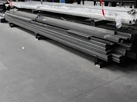 Metalen kokers en u-profielen op draagarm waaronder 35 x 35, 40 x 40 en 50 x 70 mm, totaal circa 150 kokers... - afbeelding 1 van  2