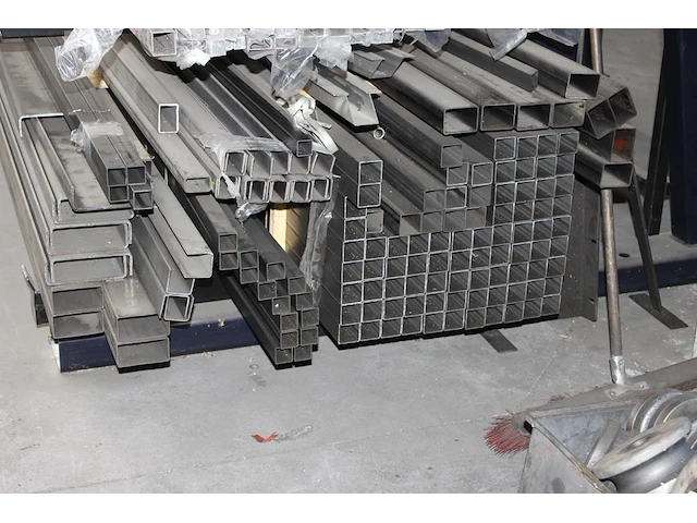 Metalen kokers en u-profielen op draagarm waaronder 35 x 35, 40 x 40 en 50 x 70 mm, totaal circa 150 kokers... - afbeelding 2 van  2