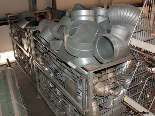 Metalen krat met diversen - afbeelding 1 van  5
