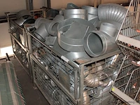 Metalen krat met diversen - afbeelding 1 van  5