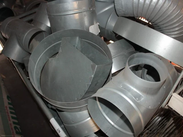 Metalen krat met diversen - afbeelding 2 van  5