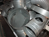 Metalen krat met diversen - afbeelding 2 van  5