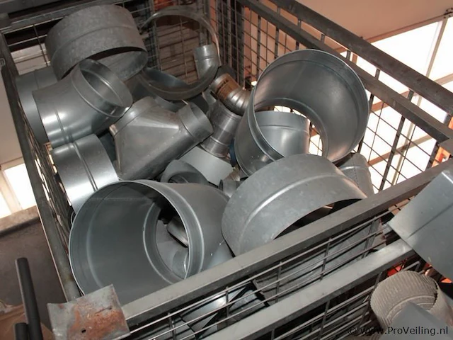 Metalen krat met diversen - afbeelding 3 van  5