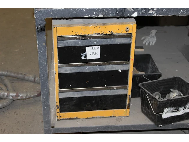 Metalen ladekast gevuld met diverse handgereedschappen. - afbeelding 1 van  3