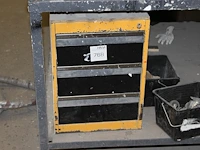 Metalen ladekast gevuld met diverse handgereedschappen. - afbeelding 1 van  3