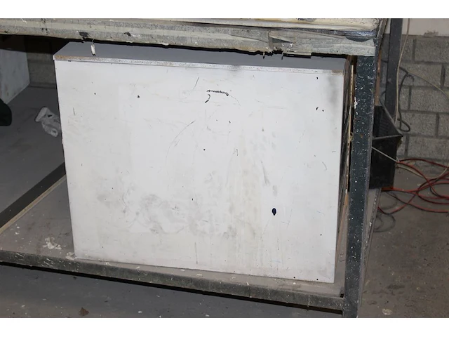 Metalen ladekast gevuld met diverse handgereedschappen. - afbeelding 2 van  3