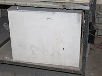 Metalen ladekast gevuld met diverse handgereedschappen. - afbeelding 2 van  3
