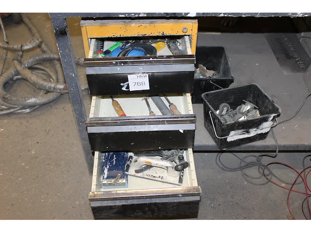 Metalen ladekast gevuld met diverse handgereedschappen. - afbeelding 3 van  3