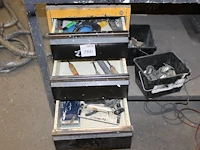 Metalen ladekast gevuld met diverse handgereedschappen. - afbeelding 3 van  3