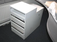 Metalen ladekast met drie laden en opzetstuk. afmeting 42 x 70 x 70 cm - afbeelding 1 van  1