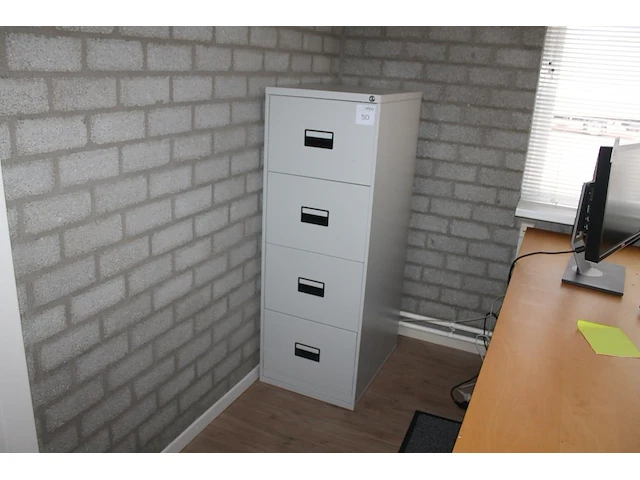 Metalen ladekast met vier laden. afmeting 47 x 62 x 133 cm - afbeelding 1 van  2