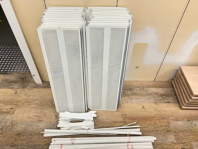 Metalen legbord met steunen (25x) - afbeelding 1 van  3