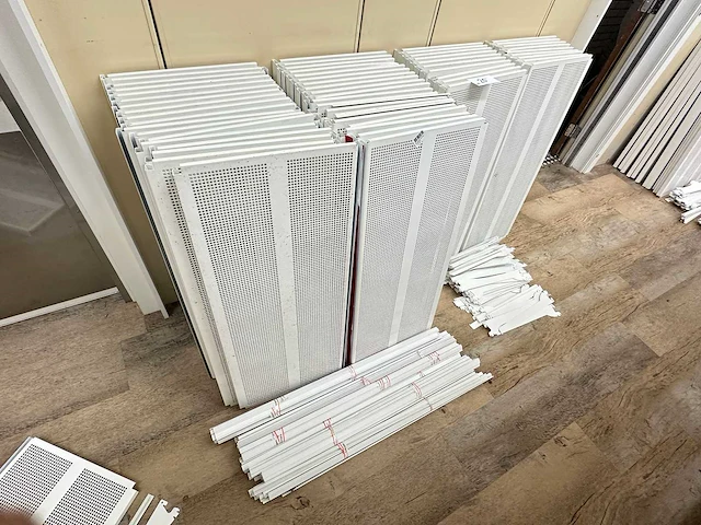 Metalen legbord met steunen (59x) - afbeelding 3 van  3