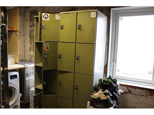 Metalen lockerkast met acht vakken en diverse sleutels. afmeting 60 x 50 x 195 cm - afbeelding 1 van  2