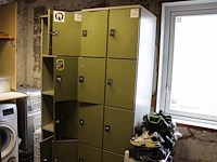 Metalen lockerkast met acht vakken en diverse sleutels. afmeting 60 x 50 x 195 cm - afbeelding 1 van  2