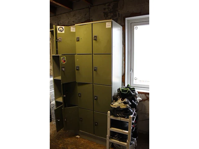 Metalen lockerkast met acht vakken en diverse sleutels. afmeting 60 x 50 x 195 cm - afbeelding 2 van  2