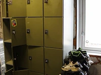 Metalen lockerkast met acht vakken en diverse sleutels. afmeting 60 x 50 x 195 cm - afbeelding 2 van  2