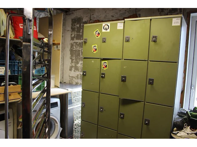 Metalen lockerkast met acht vakken en diverse sleutels. afmeting 60 x 50 x 195 cm - afbeelding 1 van  2