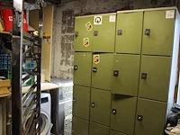 Metalen lockerkast met acht vakken en diverse sleutels. afmeting 60 x 50 x 195 cm - afbeelding 1 van  2