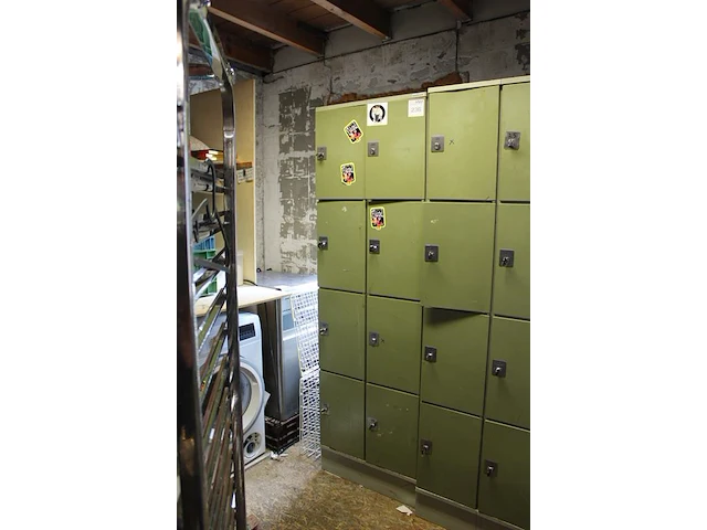 Metalen lockerkast met acht vakken en diverse sleutels. afmeting 60 x 50 x 195 cm - afbeelding 2 van  2