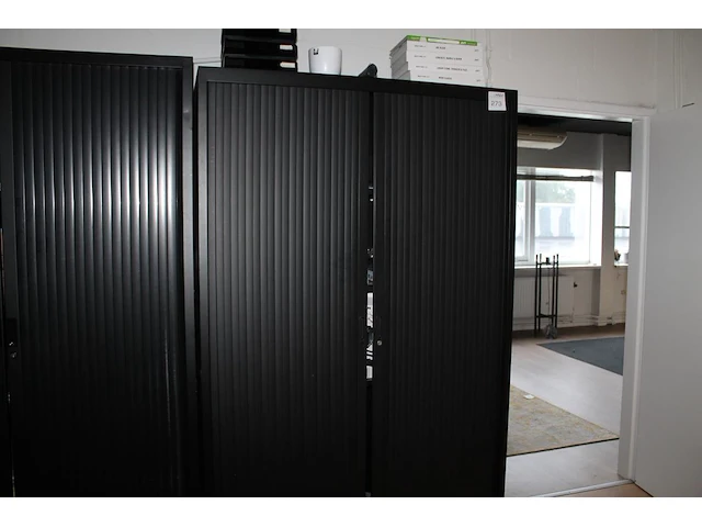 Metalen magazijnkast. afmeting 120 x 42 x 198 cm met twee kunststof roldeuren. let op! staan op eerste verd... - afbeelding 1 van  2