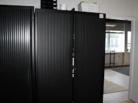 Metalen magazijnkast. afmeting 120 x 42 x 198 cm met twee kunststof roldeuren. let op! staan op eerste verd... - afbeelding 1 van  2