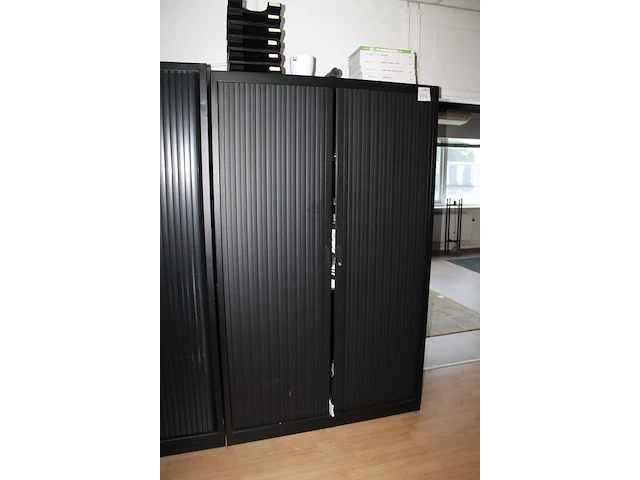 Metalen magazijnkast. afmeting 120 x 42 x 198 cm met twee kunststof roldeuren. let op! staan op eerste verd... - afbeelding 2 van  2