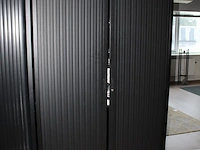 Metalen magazijnkast. afmeting 120 x 42 x 198 cm met twee kunststof roldeuren. let op! staan op eerste verd... - afbeelding 2 van  2