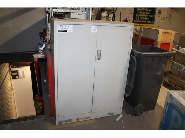 Metalen magazijnkast met twee deuren gevuld met tape in diverse uitvoeringen. afmeting 100 x 45 x 138 cm - afbeelding 1 van  2