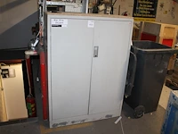 Metalen magazijnkast met twee deuren gevuld met tape in diverse uitvoeringen. afmeting 100 x 45 x 138 cm - afbeelding 1 van  2