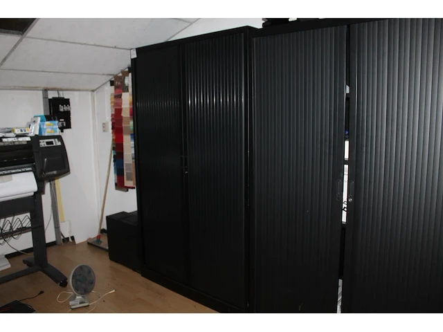Metalen magazijnkast met twee kunststof roldeuren. afmeting 120 x 42 x 198 cm. let op! staan op eerste verd... - afbeelding 1 van  2