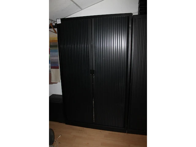 Metalen magazijnkast met twee kunststof roldeuren. afmeting 120 x 42 x 198 cm. let op! staan op eerste verd... - afbeelding 2 van  2