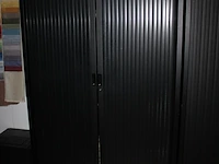Metalen magazijnkast met twee kunststof roldeuren. afmeting 120 x 42 x 198 cm. let op! staan op eerste verd... - afbeelding 2 van  2