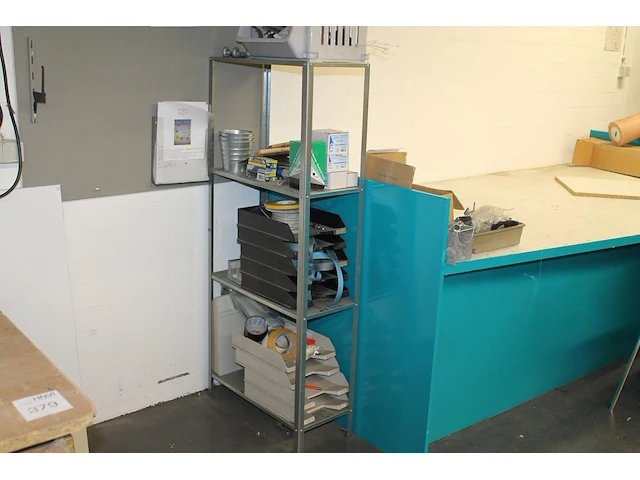Metalen magazijnstelling inclusief inhoud waaronder schroeven, schoonmaakmiddelen, bloempotten, sierband, s... - afbeelding 1 van  2