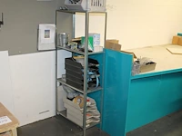 Metalen magazijnstelling inclusief inhoud waaronder schroeven, schoonmaakmiddelen, bloempotten, sierband, s... - afbeelding 1 van  2