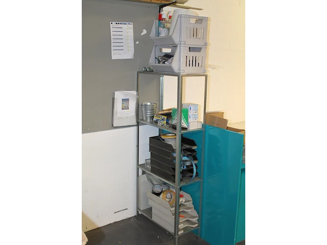 Metalen magazijnstelling inclusief inhoud waaronder schroeven, schoonmaakmiddelen, bloempotten, sierband, s... - afbeelding 2 van  2