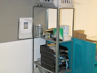 Metalen magazijnstelling inclusief inhoud waaronder schroeven, schoonmaakmiddelen, bloempotten, sierband, s... - afbeelding 2 van  2