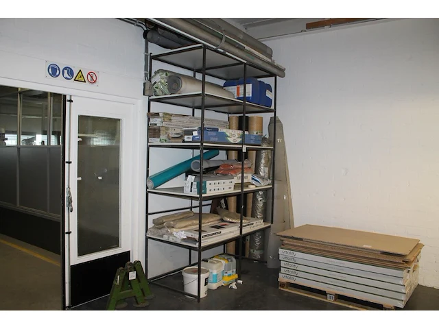 Metalen magazijnstelling met vijf legplanken. afmeting 153 x 78 x 260 cm. let op! exclusief inhoud en oph... - afbeelding 1 van  2