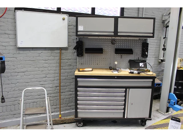Metalen mobiele werkbank 156 x 50 x 197 cm met houten werkblad 126 x 47 cm, onderkast met zeven laden, twee... - afbeelding 1 van  2