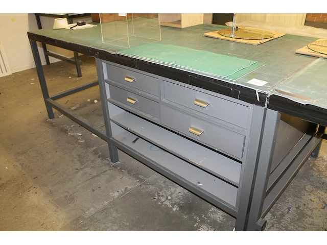 Metalen montagetafel/werkbank 245 x 122 x 98 cm met houten blad en ingebouwde vakkenkasten en bekleed met s... - afbeelding 1 van  2
