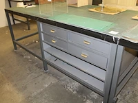 Metalen montagetafel/werkbank 245 x 122 x 98 cm met houten blad en ingebouwde vakkenkasten en bekleed met s... - afbeelding 1 van  2