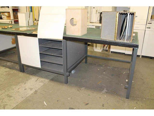Metalen montagetafel/werkbank 245 x 122 x 98 cm met houten blad en ingebouwde vakkenkasten en bekleed met s... - afbeelding 2 van  2