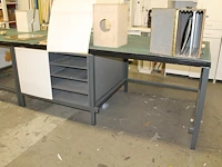 Metalen montagetafel/werkbank 245 x 122 x 98 cm met houten blad en ingebouwde vakkenkasten en bekleed met s... - afbeelding 2 van  2