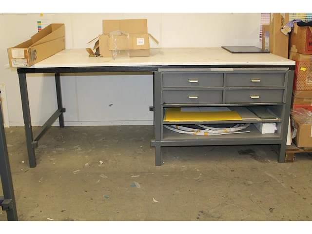 Metalen montagetafel/werkbank. afmeting 245 x 122 x 98 cm met houten blad en ingebouwde vakkenkasten. let o... - afbeelding 1 van  1
