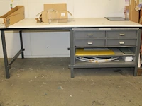 Metalen montagetafel/werkbank. afmeting 245 x 122 x 98 cm met houten blad en ingebouwde vakkenkasten. let o... - afbeelding 1 van  1